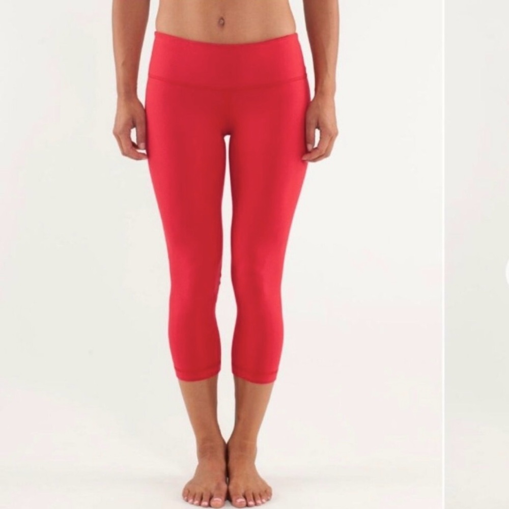 Lululemon Wunder Under Crop in Red Classic Fit size 6